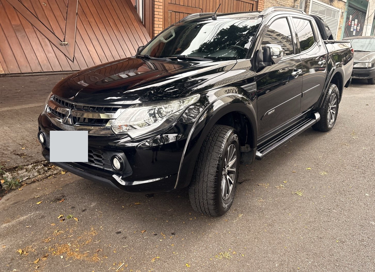 L200 Triton Sport HPE-S preta vista de frente e de lado